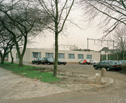 823352 Gezicht op het parkeerterrein bij het noodgebouw voor de opvang van daklozen aan de Baden-Powellweg te Utrecht.